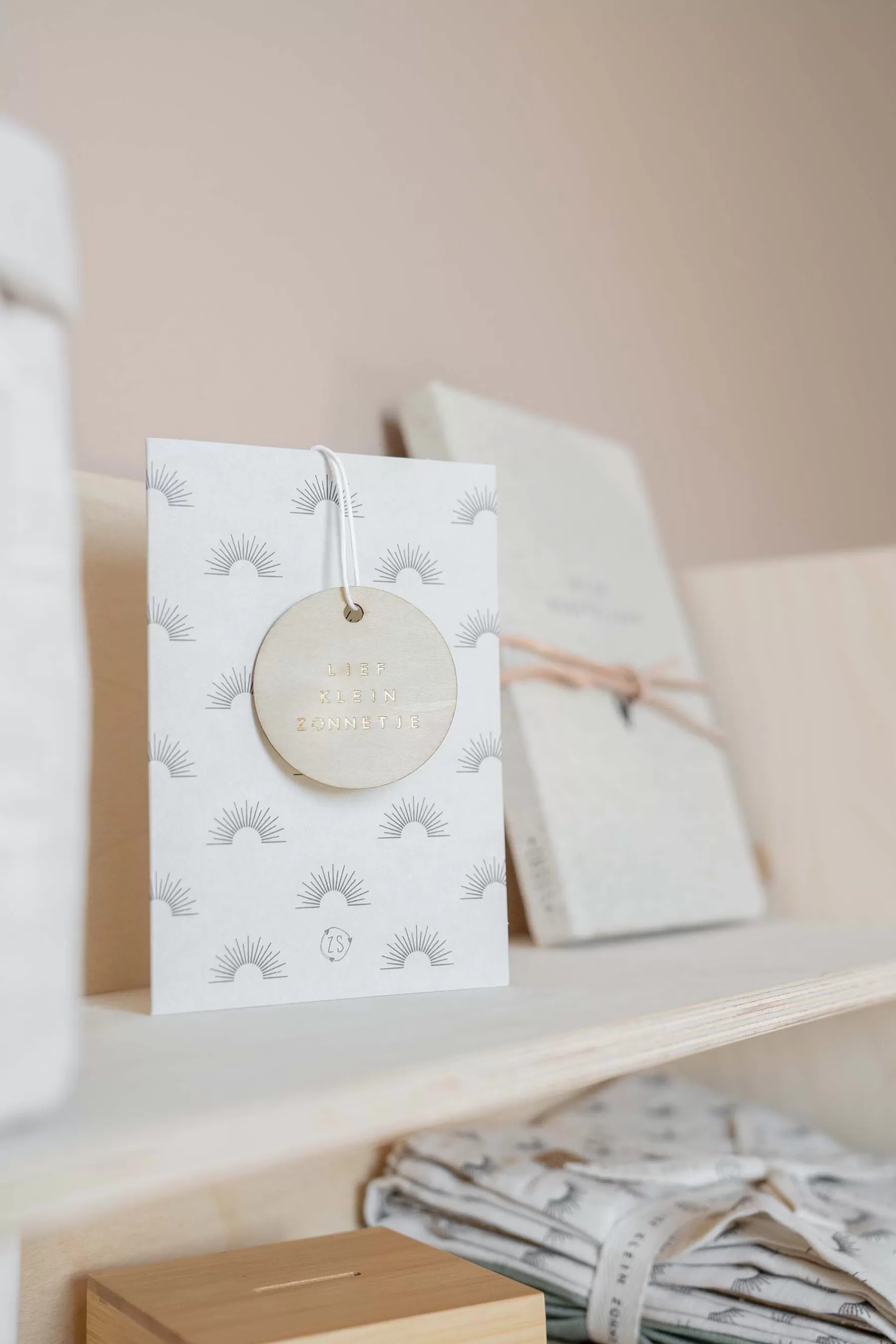 Store wenskaart met houten tag klein zonnetje Baby